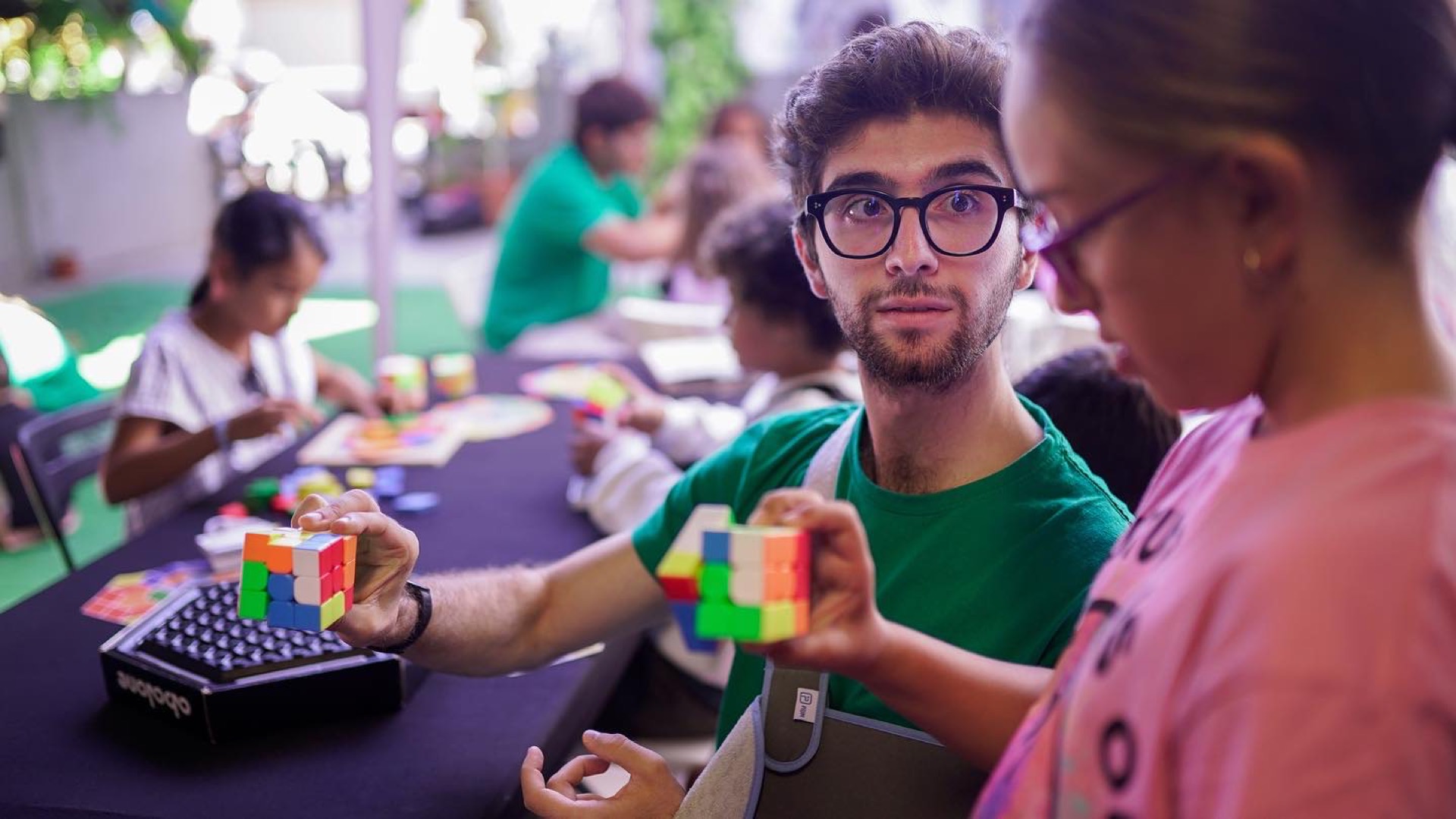 Monitor enseñando a resolver cubo de rubik 3x3